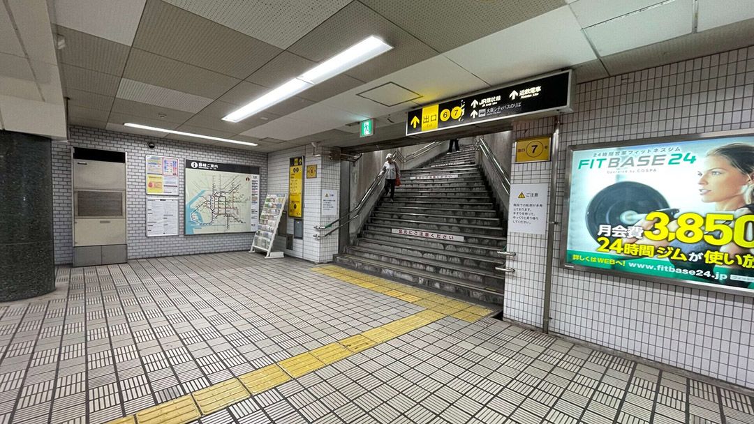 改札を出る：JR鶴橋駅中央出口