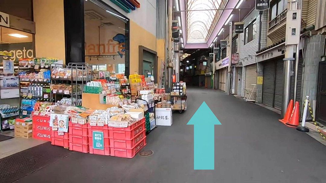 直進：鶴橋商店街を歩く